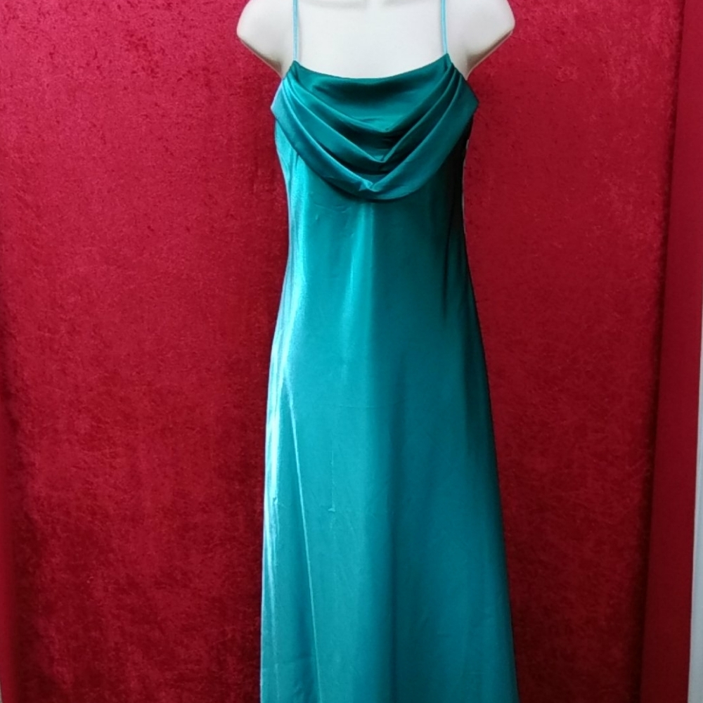 Dresses - Picture 4 of 4